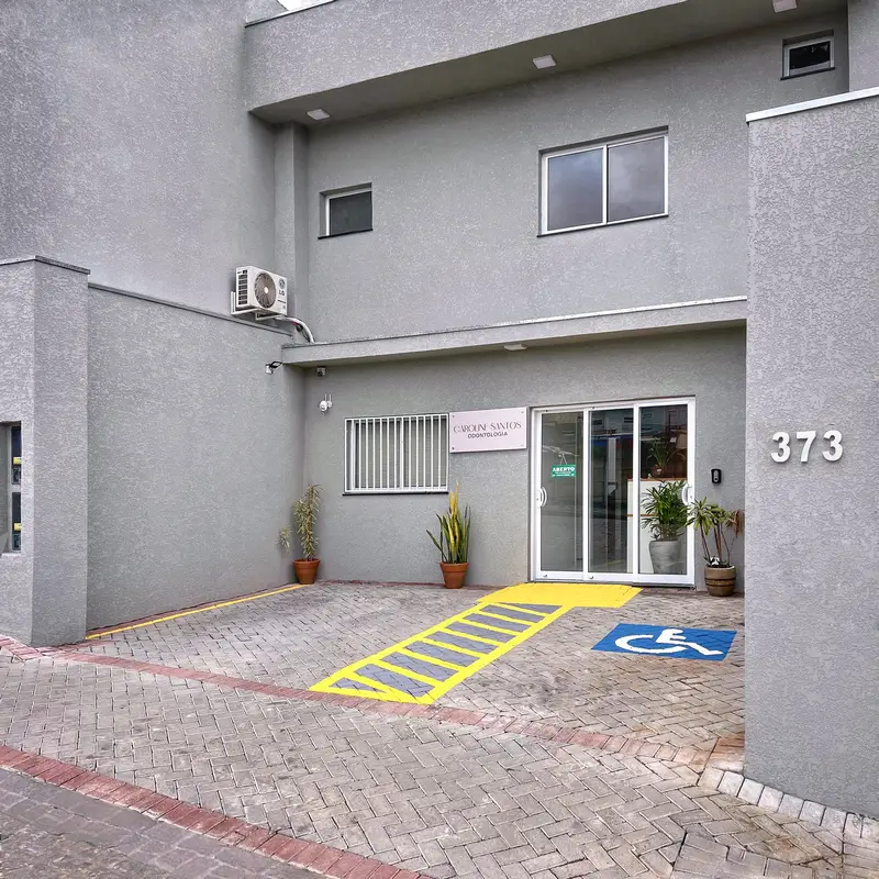 Fachada do Consultório Odontológico em Atibaia com rampa e vaga de estacionamento